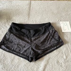 Lululemon speed up shorts gray and black floral design sz 4 inseam 2.5